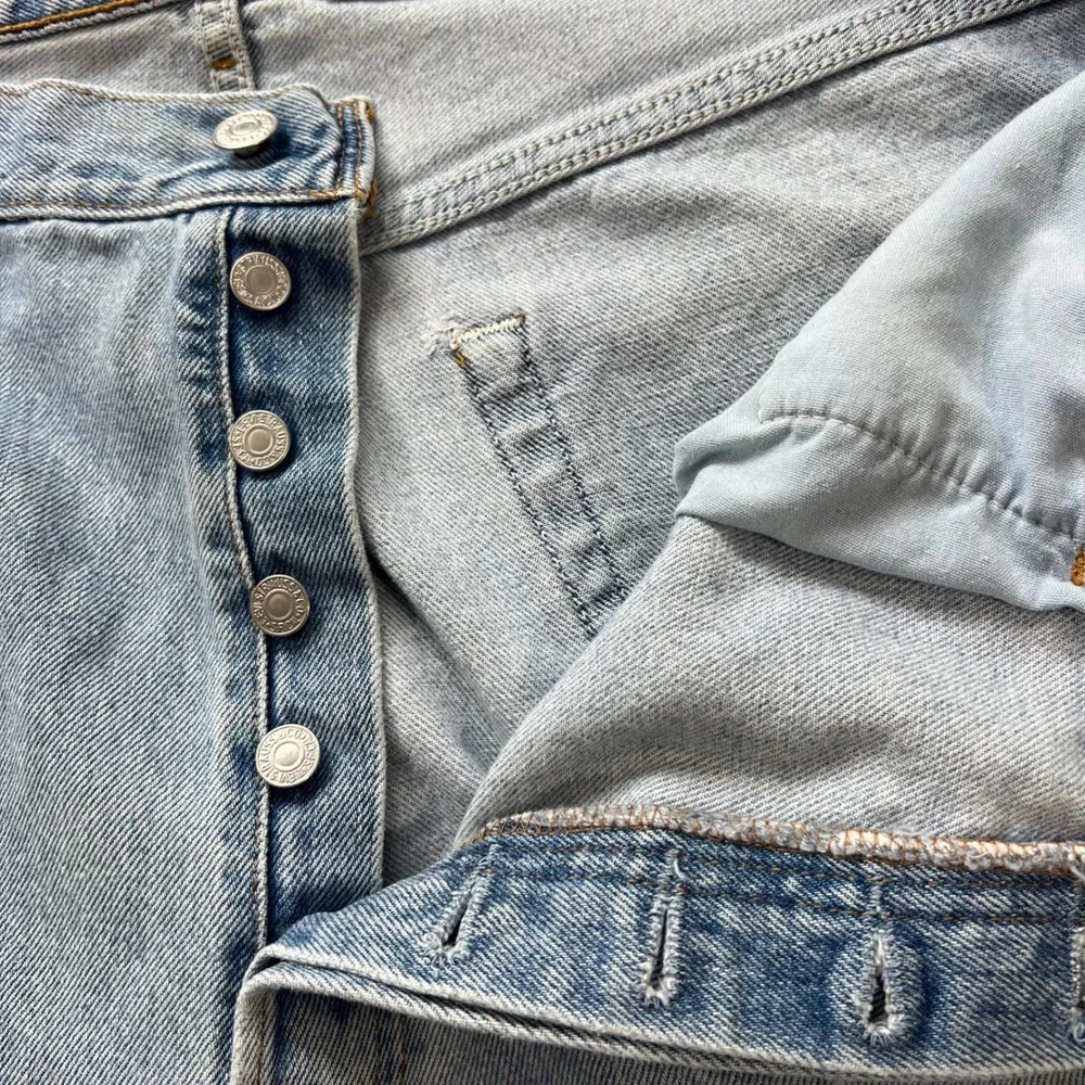 Vintage LEVI'S 501 Jeans Mens‎ 38X34 Light Wash Straight Leg Denim 2005 Stained